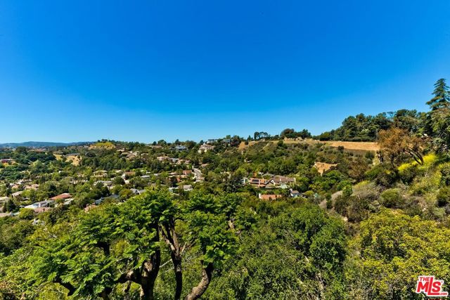 13490 Firth Drive, Beverly Hills CA: https://media.crmls.org/mediaz/75e0b4cb-71ff-4b11-887f-22a93a28d63d.jpg