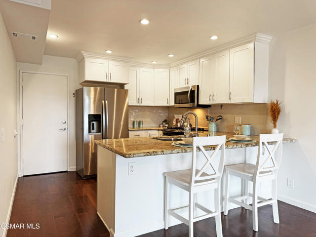 607 Valley Oak Lane, Newbury Park CA: https://media.crmls.org/mediaz/75e15e98-e0da-4fc3-820c-86953fb64b30.jpg