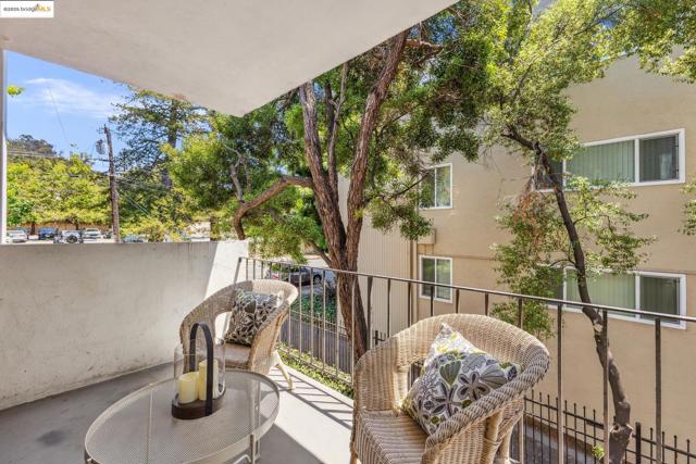2632 Warring St, Berkeley CA: https://media.crmls.org/mediaz/75e15f46-a5ec-4aff-b33c-f73d38a46615.jpg