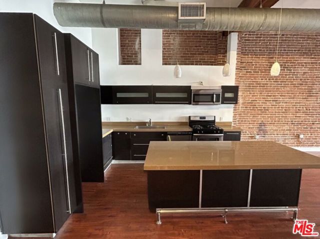 652 Mateo Street, Los Angeles CA: https://media.crmls.org/mediaz/75e190ba-9047-4c4d-a3e0-79a24c2c2d3b.jpg