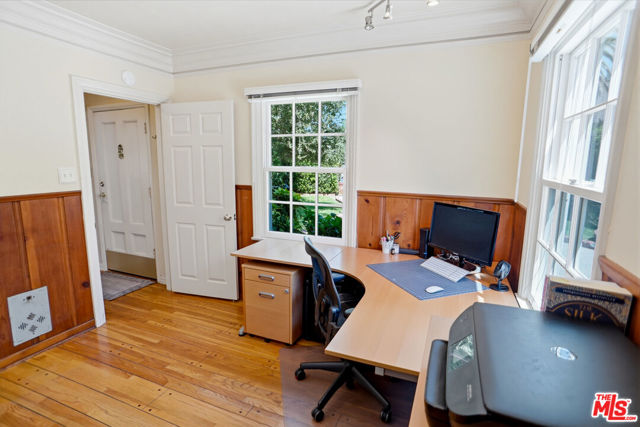 1816 Rosita Drive, Glendale CA: https://media.crmls.org/mediaz/75e1921d-652c-49a3-adee-639cd01b01a4.jpg