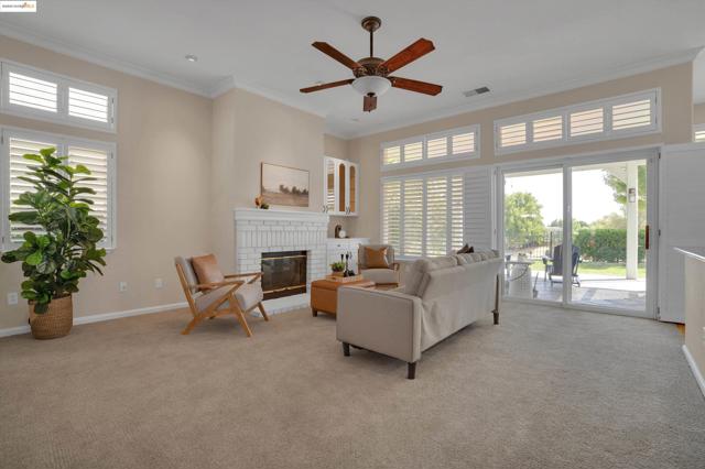 540 Central Park Pl, Brentwood CA: https://media.crmls.org/mediaz/75e1a020-566b-498e-bac9-7356585bb515.jpg