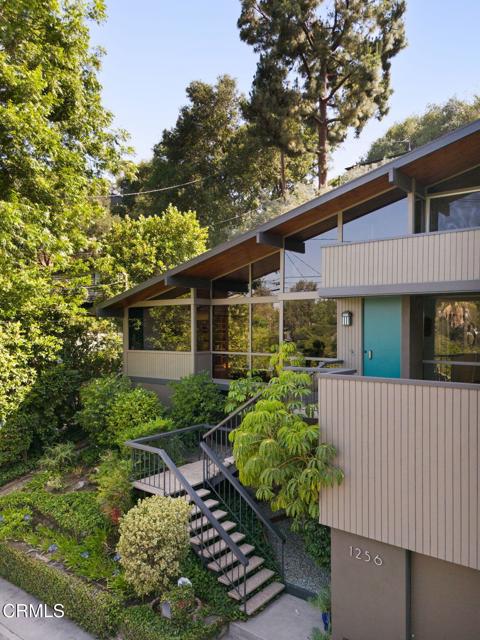 1256 Club House Drive, Pasadena CA: https://media.crmls.org/mediaz/75e210a4-9840-44c3-a5a5-57f4ac5f7c5e.jpg