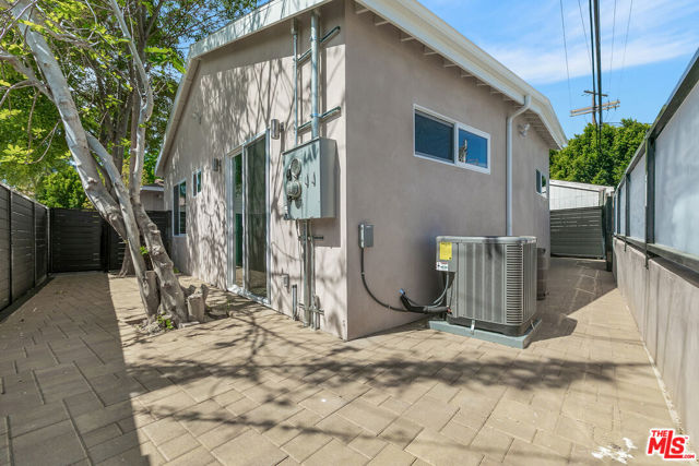 21037 Costanso St, Woodland Hills CA: https://media.crmls.org/mediaz/75e33010-e5e6-41bf-804d-eb80debc8d40.jpg
