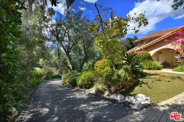 4734 Louise Avenue photo 7