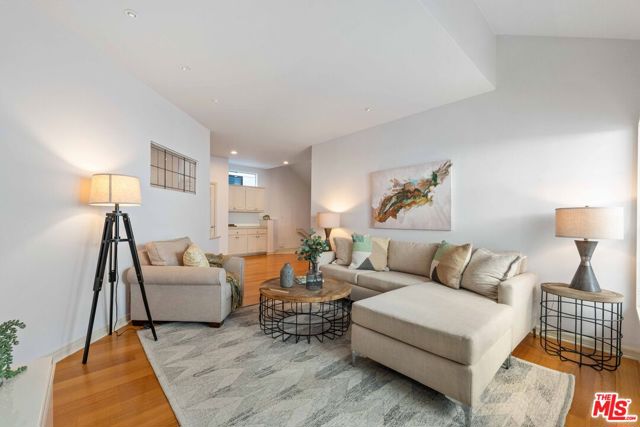 134 Roma Court, Marina del Rey CA: https://media.crmls.org/mediaz/75e41c33-100c-41e8-a982-fa5b1433a7f8.jpg