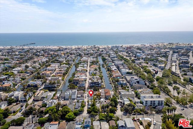 483 Carroll Canal Court, Venice CA: https://media.crmls.org/mediaz/75e4ea6d-cb2e-469e-9584-a4a70789eca0.jpg
