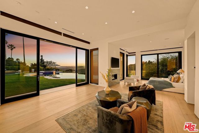 455 Castle Place, Beverly Hills CA: https://media.crmls.org/mediaz/75e54451-7b54-4f6e-aa74-b05f9147d033.jpg