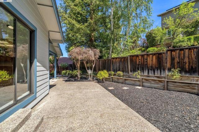 208 Heritage Ln, Pleasanton CA: https://media.crmls.org/mediaz/75e5c9dd-2f57-4efa-b212-f2612b71159c.jpg