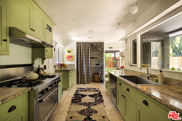 8427 Oswego Street, Sunland CA: https://media.crmls.org/mediaz/75e6dde3-7e1e-4094-bff3-7eb30812c74b.jpg