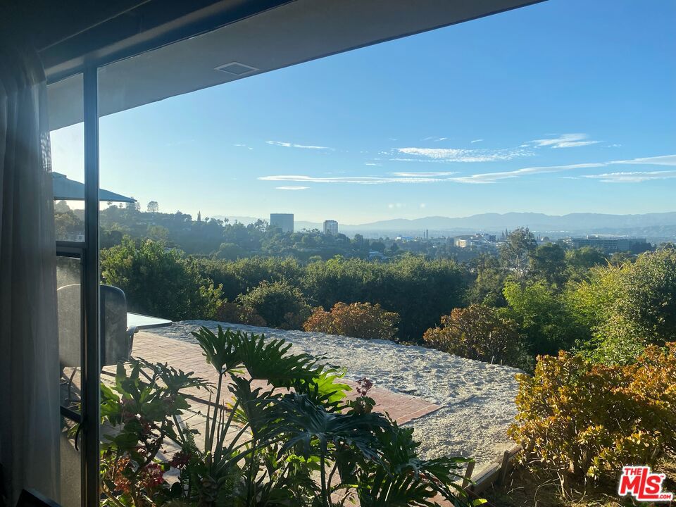 https://media.crmls.org/mediaz/75e7aefe-2893-44c9-a738-6e7d02180851.jpg?preset=X-Large