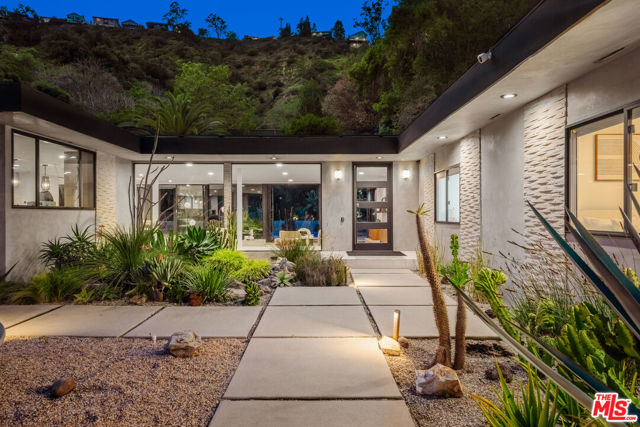 9991 Liebe Drive, Beverly Hills CA: https://media.crmls.org/mediaz/75e7d467-6081-4709-a309-393d31f6cd3e.jpg