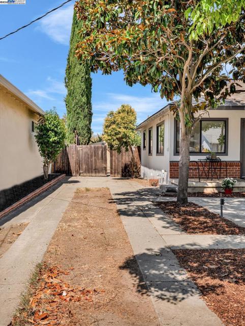 471 Rose St, Livermore CA: https://media.crmls.org/mediaz/75e7d7c9-5ddd-43d1-8127-27c2021220fd.jpg