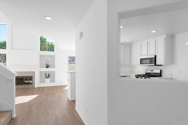 Detail Gallery Image 3 of 44 For 1275 Natoma Way #B,  Oceanside,  CA 92057 - 3 Beds | 2/1 Baths