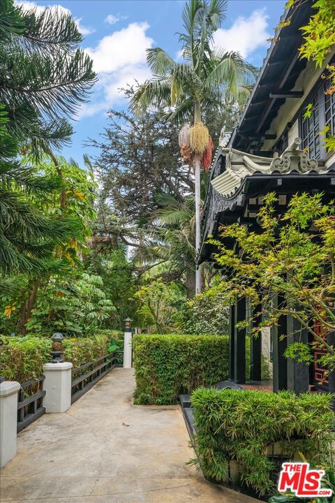 1218 N La Cienega Boulevard, West Hollywood CA: https://media.crmls.org/mediaz/75e80057-11b3-4bd8-952a-9f28a63a8736.jpg