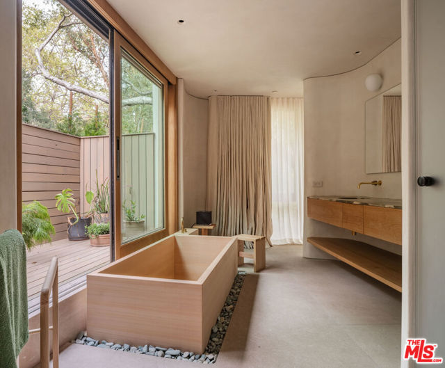 800 Brooktree Road, Pacific Palisades CA: https://media.crmls.org/mediaz/75e887d6-daa4-42ea-bf91-84c4406ecbad.jpg