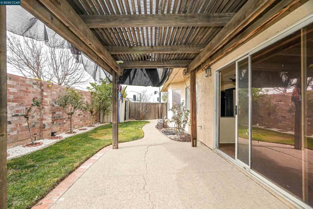 1974 Paradise Valley Ct, Tracy CA: https://media.crmls.org/mediaz/75e8c61f-4a97-4163-9d2d-b38ed775c476.jpg