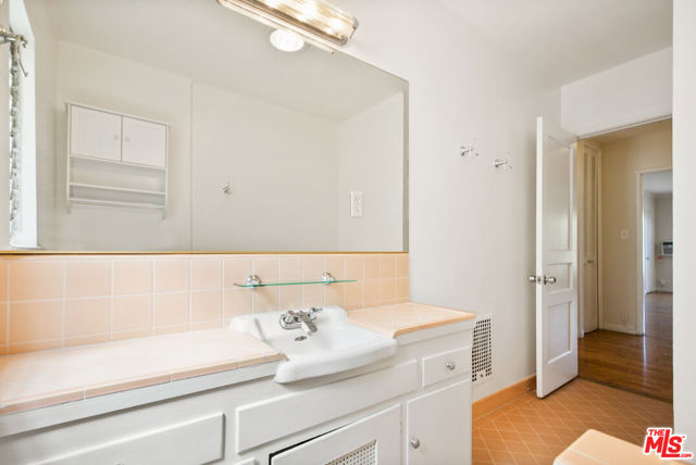 1323 N OLIVE Drive, West Hollywood CA: https://media.crmls.org/mediaz/75e8dab6-eaa5-4eb5-aae1-5de1e79b8789.jpg