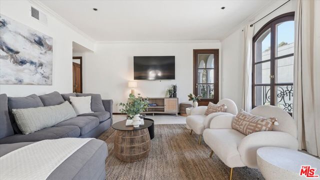 9249 Burton Way, Beverly Hills CA: https://media.crmls.org/mediaz/75e9c9f2-bb05-4b7a-8878-406a72955794.jpg