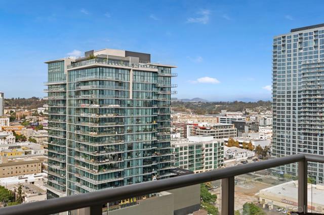 800 The Mark, San Diego CA: https://media.crmls.org/mediaz/75eaa2bb-6ece-411f-ba78-672c34637059.jpg