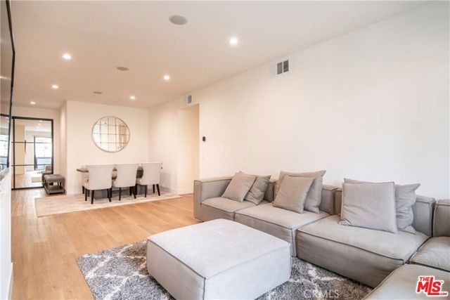 306 Bora Bora Way, Marina del Rey CA: https://media.crmls.org/mediaz/75eabc4f-079f-47ce-9a64-84b23698ca1a.jpg