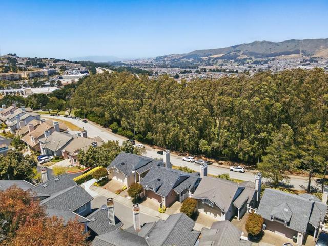 7 Moonlight Court, South San Francisco CA: https://media.crmls.org/mediaz/75ebc2ed-884f-40f9-91e5-f5ea557f5fc6.jpg