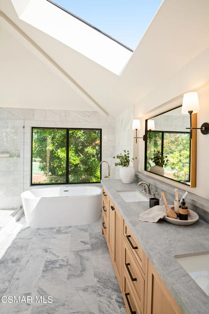 4212 Par Five Drive, Westlake Village CA: https://media.crmls.org/mediaz/75ec2969-8057-4cab-8a29-172a719884cf.jpg