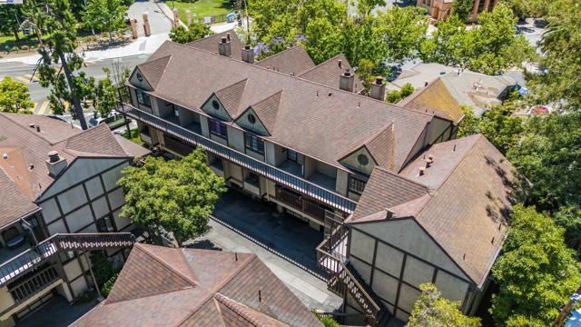 1116 Brewster Ave, Redwood City CA: https://media.crmls.org/mediaz/75ec2ba3-dadc-4ac1-a810-d6179c21ed31.jpg
