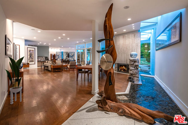1010 N Rexford Drive, Beverly Hills CA: https://media.crmls.org/mediaz/75ec704d-e8ab-4acb-928d-b065890ec614.jpg