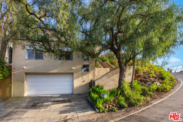 4350 Hillview Drive, Malibu CA: https://media.crmls.org/mediaz/75ee2188-3f94-4766-b807-222381a22525.jpg