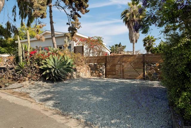 835 Cathy Lane, Cardiff by the Sea CA: https://media.crmls.org/mediaz/75efb29b-88f8-437b-a506-9cca01089c2e.jpg