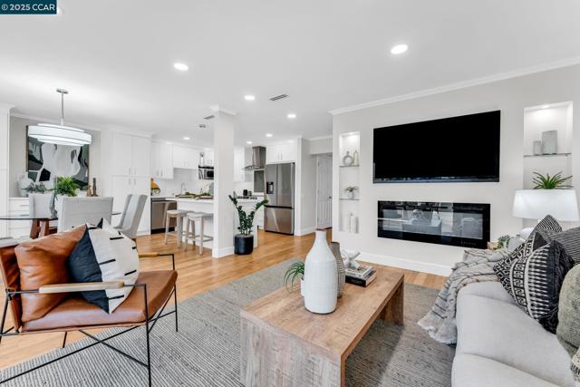 1200 Leisure Ln, Walnut Creek CA: https://media.crmls.org/mediaz/75efe4b6-8962-462a-a258-43e3b2f8588c.jpg