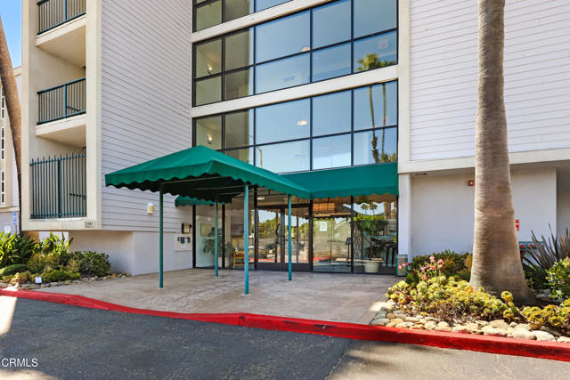 2901 Peninsula Road, Oxnard CA: https://media.crmls.org/mediaz/75eff58e-78ed-423b-bcaf-0994f9f39c43.jpg