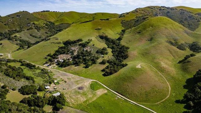 100 Old Stage Rd, San Juan Bautista CA: https://media.crmls.org/mediaz/75f2b6ba-16ae-4316-9a1f-9dfd3fded9e6.jpg