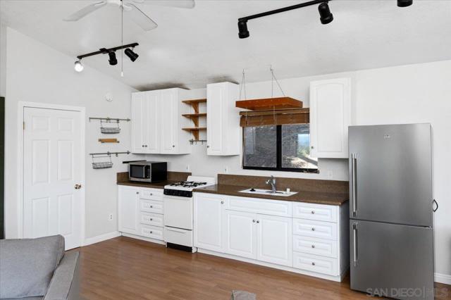 1421 Rincon Rd, Escondido CA: https://media.crmls.org/mediaz/75f30d03-6b37-4526-9ef8-43dd9e607a3c.jpg