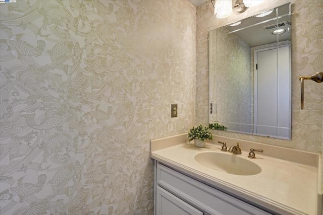37 Clipper Drive, Alameda CA: https://media.crmls.org/mediaz/75f3c4cc-dded-4317-adb8-b404133d89d3.jpg