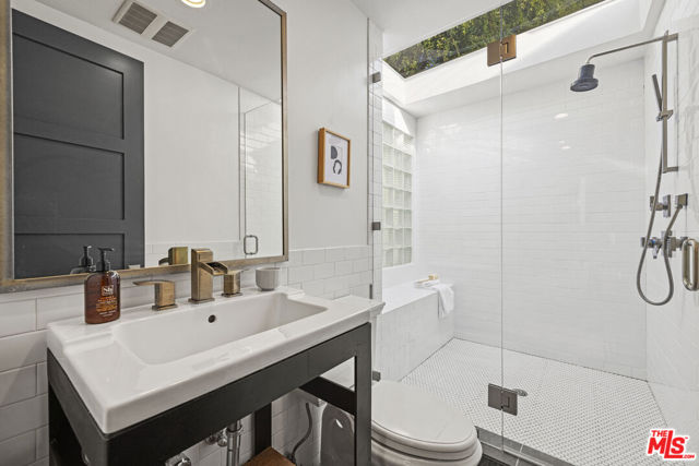 3873 Berry Drive, Studio City CA: https://media.crmls.org/mediaz/75f3e42b-9f3a-4683-9947-494caa99c9ff.jpg