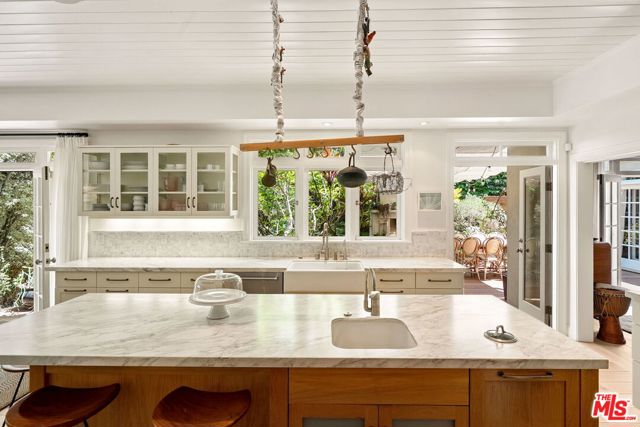 253 20th Street, Santa Monica CA: https://media.crmls.org/mediaz/75f3f057-1598-4c71-9ceb-86f84b35d7d6.jpg