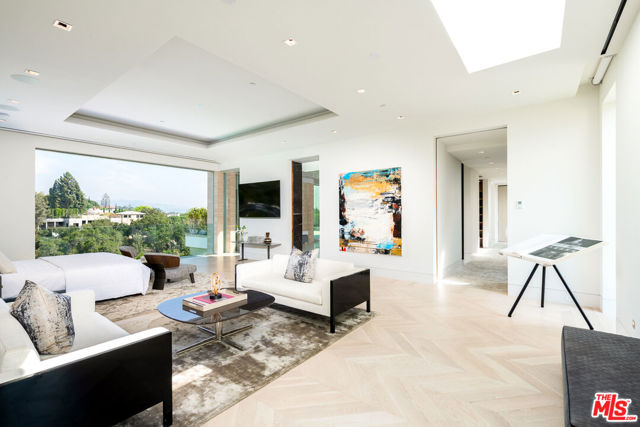 642 Perugia Way, Los Angeles CA: https://media.crmls.org/mediaz/75f5252d-606f-4ed8-8323-fb8b968c40bd.jpg
