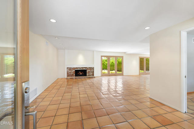 947 Camino Concordia, Camarillo CA: https://media.crmls.org/mediaz/75f5b5b1-b514-4fac-b437-f69680e0ef31.jpg