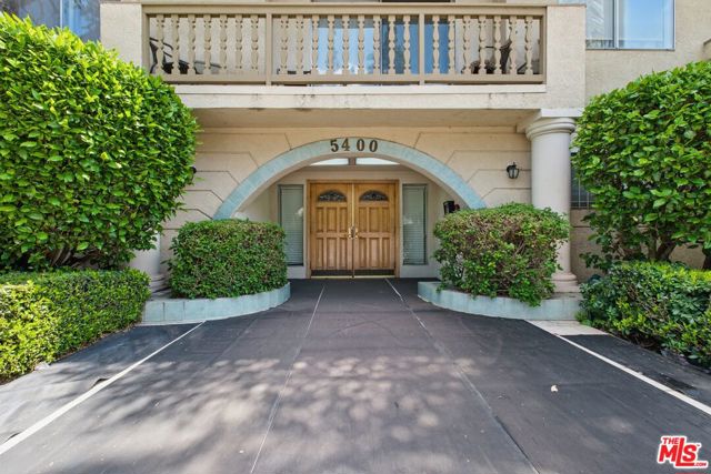 5400 Lindley Avenue, Encino CA: https://media.crmls.org/mediaz/75f60ed2-17b1-49b6-802a-1cc7ff10a0f0.jpg