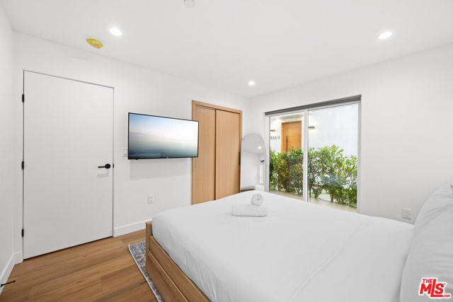 841 N Mccadden Pl, Los Angeles CA: https://media.crmls.org/mediaz/75f66c5d-0c2f-45b3-81d2-2a57156579e0.jpg