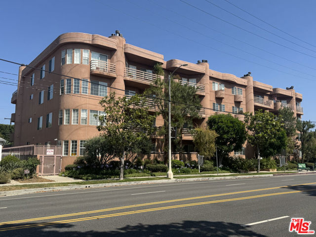 4310 Cahuenga Boulevard, Toluca Lake CA: https://media.crmls.org/mediaz/75f67da1-e130-430e-9e4e-075ce3c93fdf.jpg