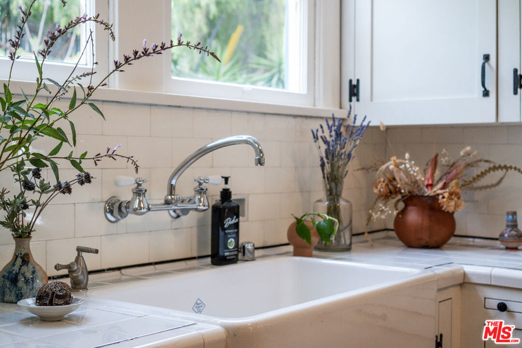 https://media.crmls.org/mediaz/75f6a038-f509-4fdc-8cfa-25423634ce6b.jpg?preset=X-Large