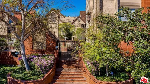 835 Lucerne Boulevard, Los Angeles, California 90005, 2 Bedrooms Bedrooms, ,2 BathroomsBathrooms,Condominium,For Sale,Lucerne,24427903