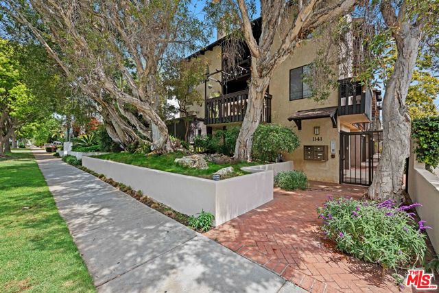 1141 17th Street, Santa Monica CA: https://media.crmls.org/mediaz/75f6e0aa-0001-4a93-b351-1f38b7d407f0.jpg