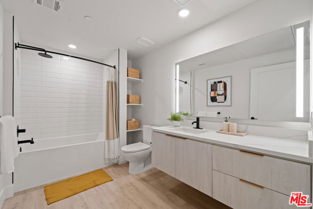 250 E Broadway, Long Beach CA: https://media.crmls.org/mediaz/75f76cc0-89b1-44e2-ac01-b7a6c088c2fd.jpg