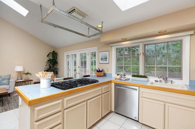 Detail Gallery Image 10 of 33 For 3005 Cadencia Street, Carlsbad,  CA 92009 - 4 Beds | 3 Baths