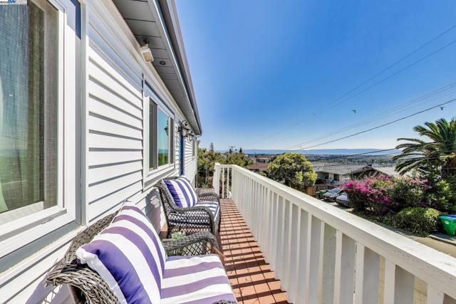 16660 Winding Blvd, San Leandro CA: https://media.crmls.org/mediaz/75fa1bc8-d9c8-46c8-9de8-2bd0ccb7bd42.jpg