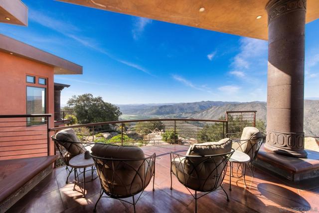 19210 Highland Hills Dr, Ramona CA: https://media.crmls.org/mediaz/75fa26fb-864e-490f-8f8b-ee0cce620bbf.jpg